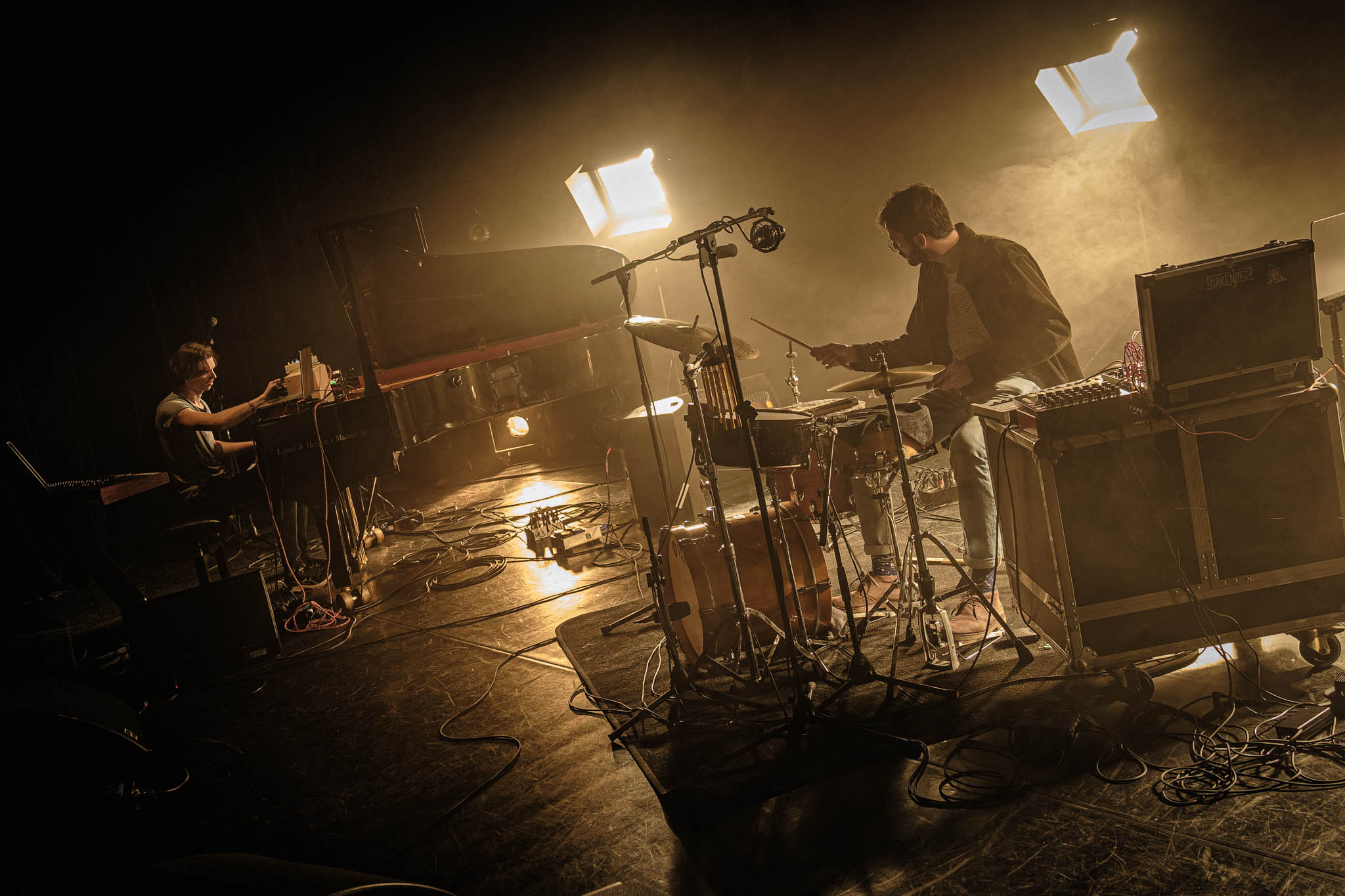 Electronic Duo, Drums & Keys,auf der Bühne im Nebel und warmem Scheinwerferlicht